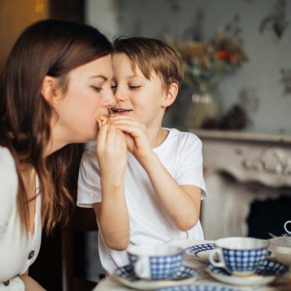 mum and child positive role modeling for good relationship with food